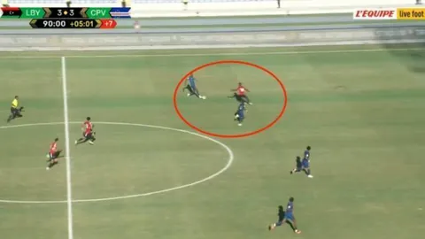 “VAR判定出错！远藤航进球瞬间，裁判误判上田绮世手球违规”