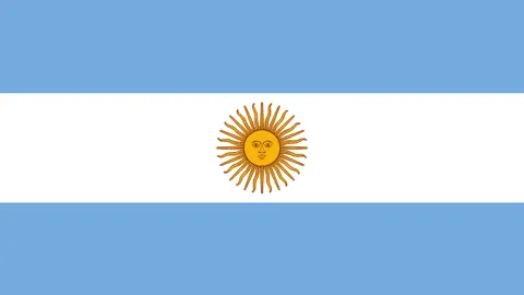 李嗣镕姐弟足球派对同框，姐姐潮装抢镜，与足球名将张稀哲温馨合影