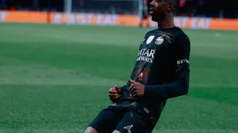 湖人遭小牛残阵逆袭，格兰姆斯替补发威止住连败